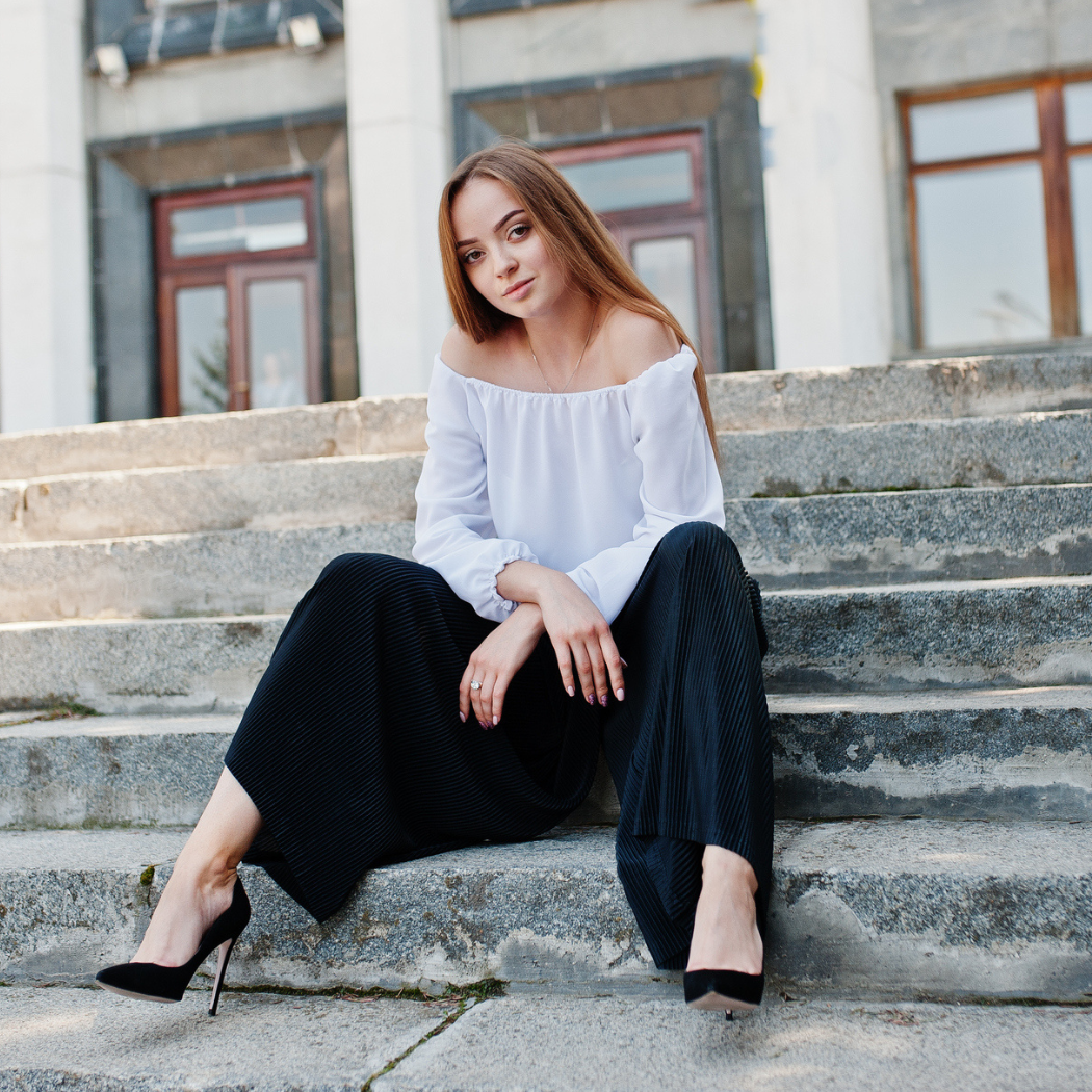 Spodnie dzwony w stylizacjach, które wiosną skompletujesz za grosze. Koleżanki oniemieją z zachwytu